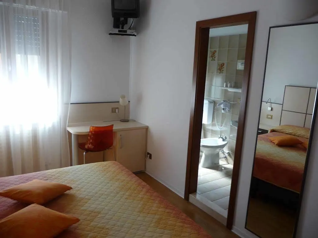 Albergo Aurora Μαλτσεζίνε 2*,